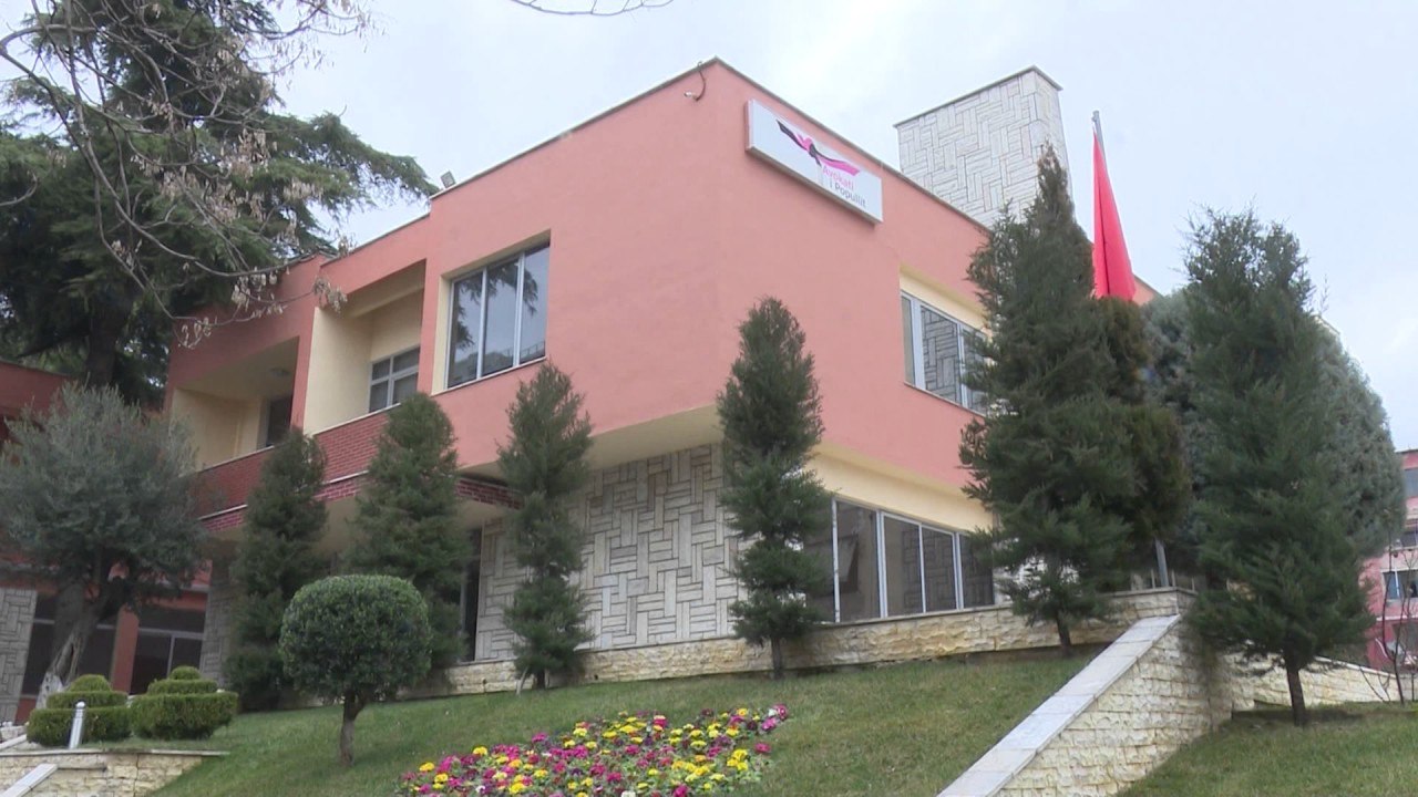 AMBASADA E SHBA APEL QE SHQIPTARET PATRIOTE DHE TE KUALIFIKUAR TE APLIKOJNE PER TU BERE PJESE E VETI
