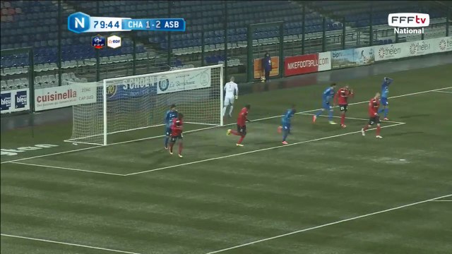 Corner très bien tiré au premier poteau.