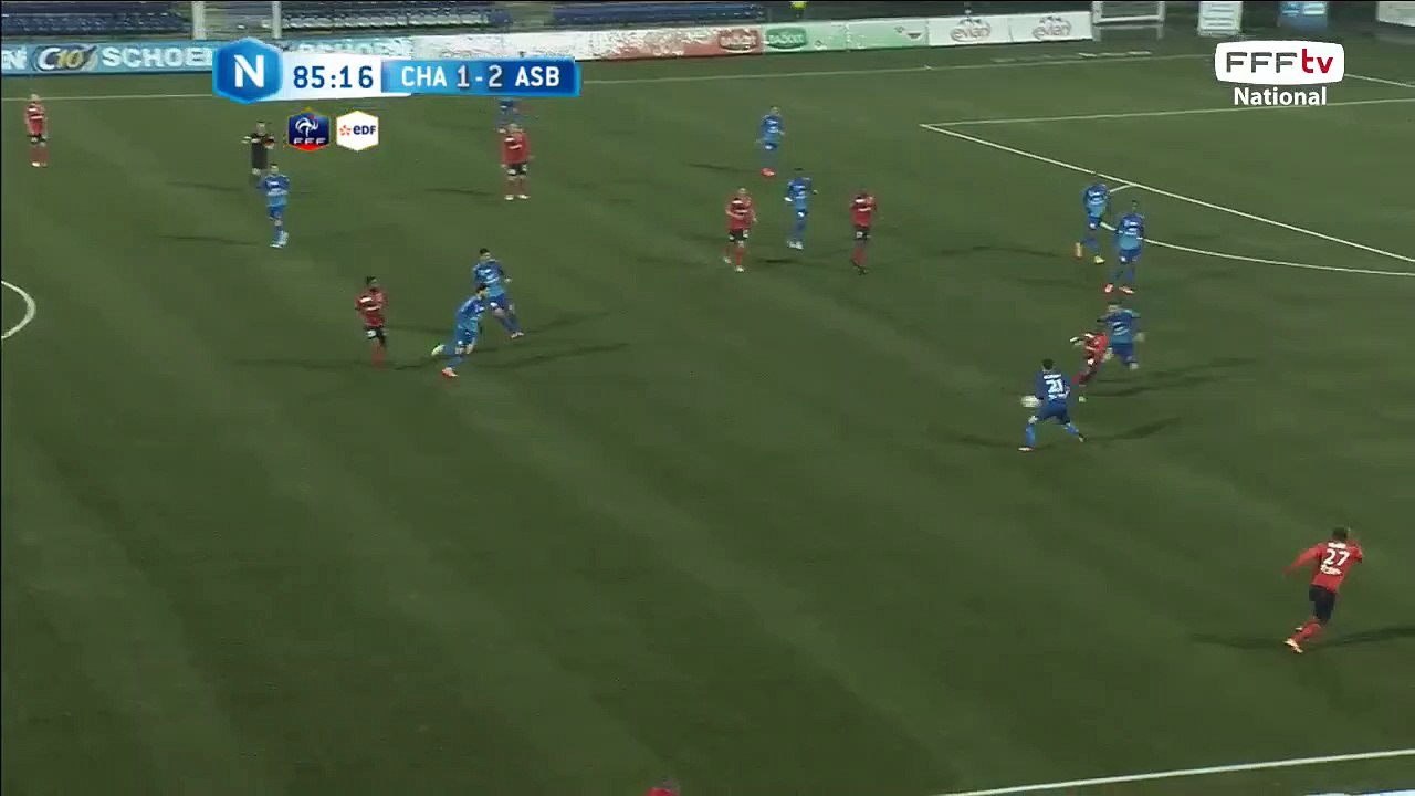 Très belle action de Châteauroux mais la tête n'est pas cadrée.