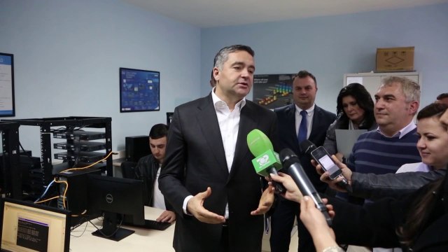 Report TV - Klosi: Brenda vitit, të gjitha shkollat profesionale me laboratorë