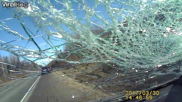 Se faire eclater le pare-brise par un cylindre de frein de camion... Violent le choc