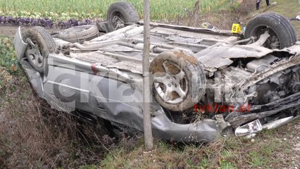 Makina del nga rruga, plagosen 4 persona