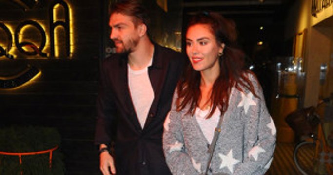 Şükran Ovalı, Eşi Caner Erkin'in Gözlerine Bakarak Şarkı Söyledi