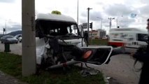 Polislerin Bulunduğu Araç ile Minibüs Çarpıştı: 2 Yaralı