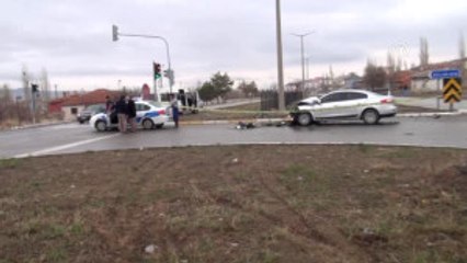 Servis Minibüsü Ile Otomobil Çarpıştı: 9 Yaralı