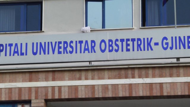 Report TV - Tiranë, vdes një foshnje gjatë lindjes,prindërit fajësojnë mjeken