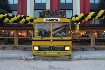 Amasya'da Belediye Otobüsünden Girilen Kafeye, Vatandaşlardan Yoğun İlgi