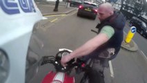 Un motard se fait voler ses clefs par un cycliste