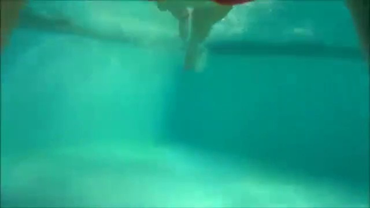 Красивая девушка в бассейне - Подводная "веселуха" в бассейне