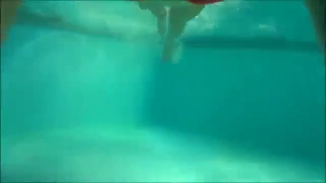 Красивая девушка в бассейне - Подводная веселуха в бассейне