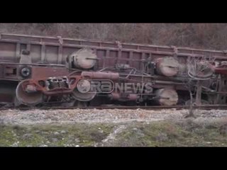 Ora News – Treni i mallrave Shqipëri-Mal i Zi del nga shinat, përmbysen 6 vagona