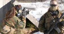 Norveçli Kadın Askerler, Kendi Ağırlıklarından Fazla Ekipman Taşıyor; Uçaktan Atlıyor