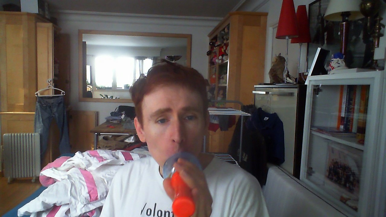 Wiwi égratigne "j'attends du courrier" des Pieds Nickelés