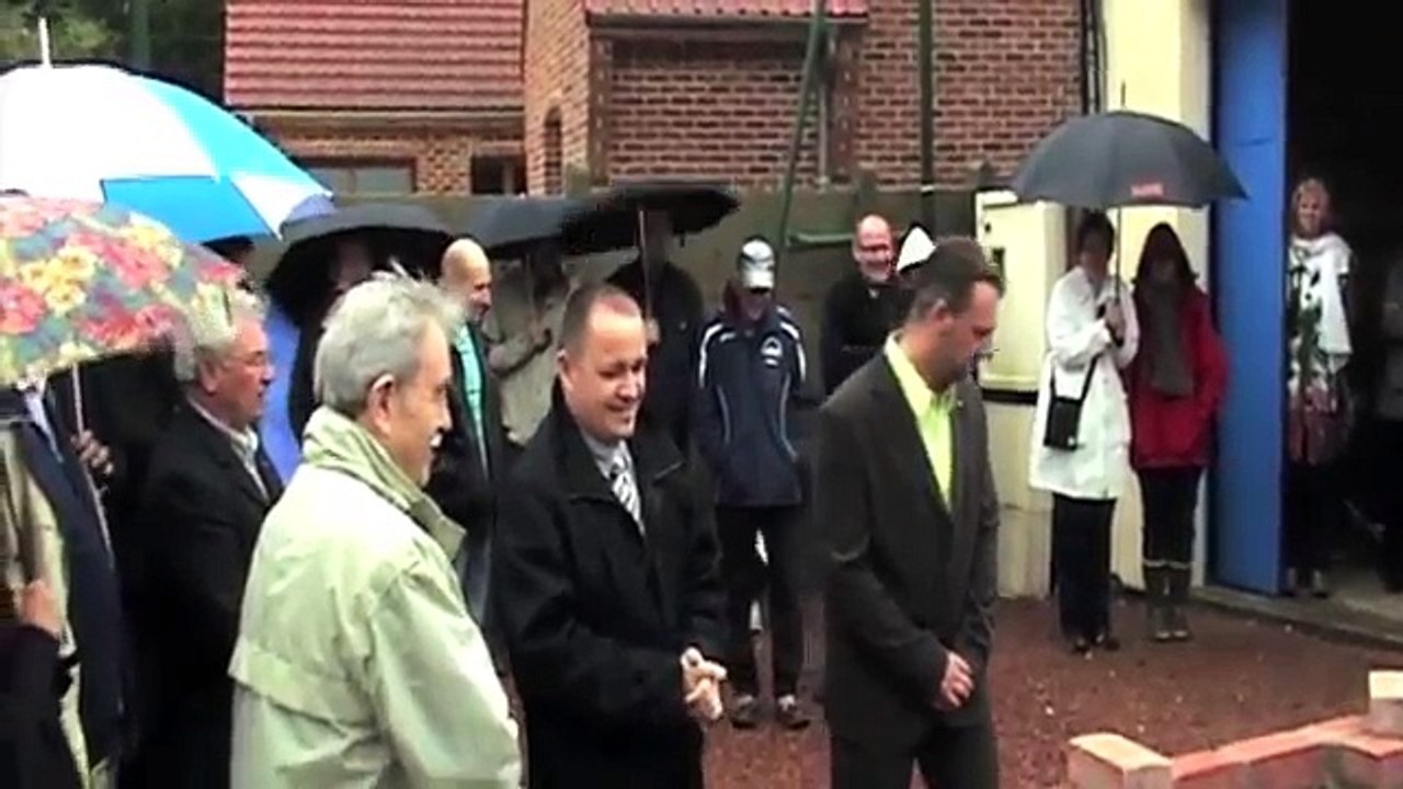 Pose de la première pierre de la salle des Loups Blancs en 2010