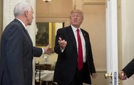 Kararname İmzalaması Beklenen Trump Odayı Terk Etti, Pence Arkasından Bakakaldı