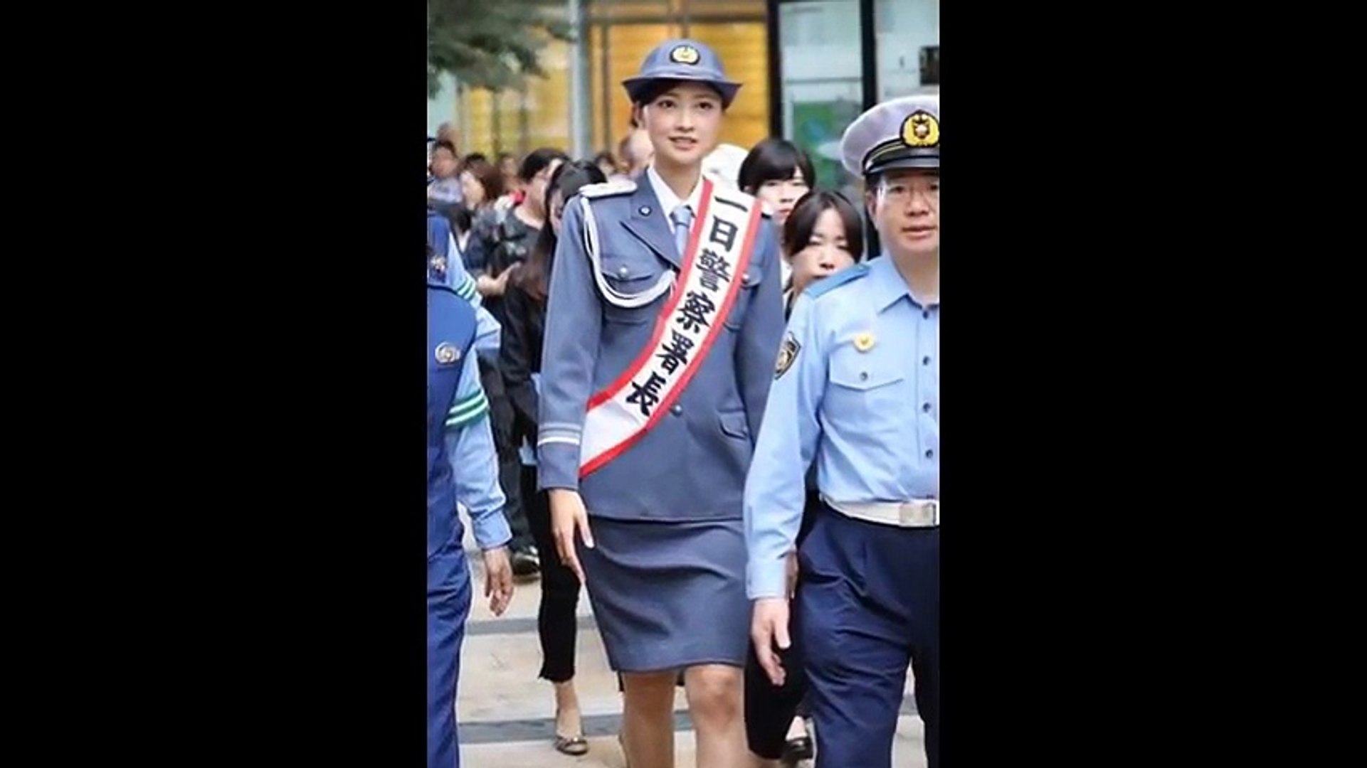 パンチラ】Berryz工房の熊井友理奈、一日警察署長でパンツ丸見え！ - video Dailymotion