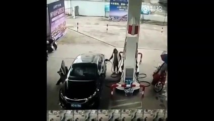 Regardez comment ce voleur a été rattrapé par le karma