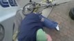 Un cycliste vole les clé d'un motard - Road rage