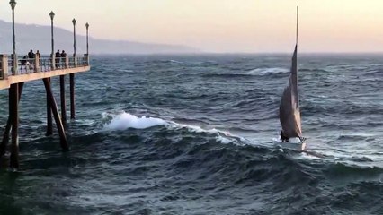 Ce voilier va se faire projeter contre la jetée