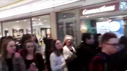 Bruxelles: la foule était présente pour accueillir Loïc Nottet à la Fnac