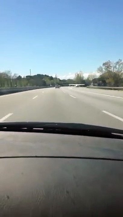 Un avion se pose sur l'autoroute entre Perpignan et Barcelone