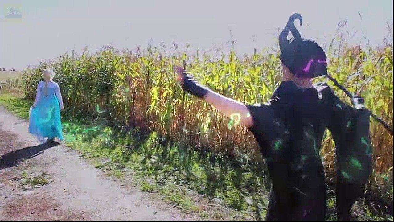 EVIL SANTA KIDNAPS Frozen Elsa & Spiderman! w/ Maleficent Car Pink Spidergirl Anna! Superhero Fun