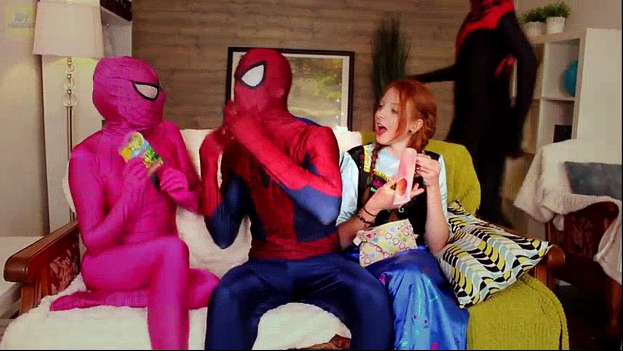 Evil Elsa Kidnaps Frozen Elsa! w/ Spiderman & Pink Spidergirl, Maleficent, Anna, Surprise Eggs Candy