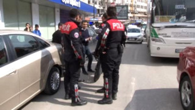 Polisten Kaçmaya Çalışan Uyuşturucu Satıcıları Kıskıvrak Yakalandı