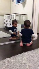 Niño se enamora de su propio reflejo en el espejo