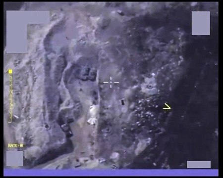 Авиаудары ВВС Сирии по технике и позициям боевиков ИГИЛ