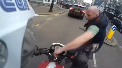 Un cycliste prend les clés d’un motard et fini par le regretter.