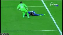 Egyptian goalkeeper saves injured player off the pitch 2017/04/01