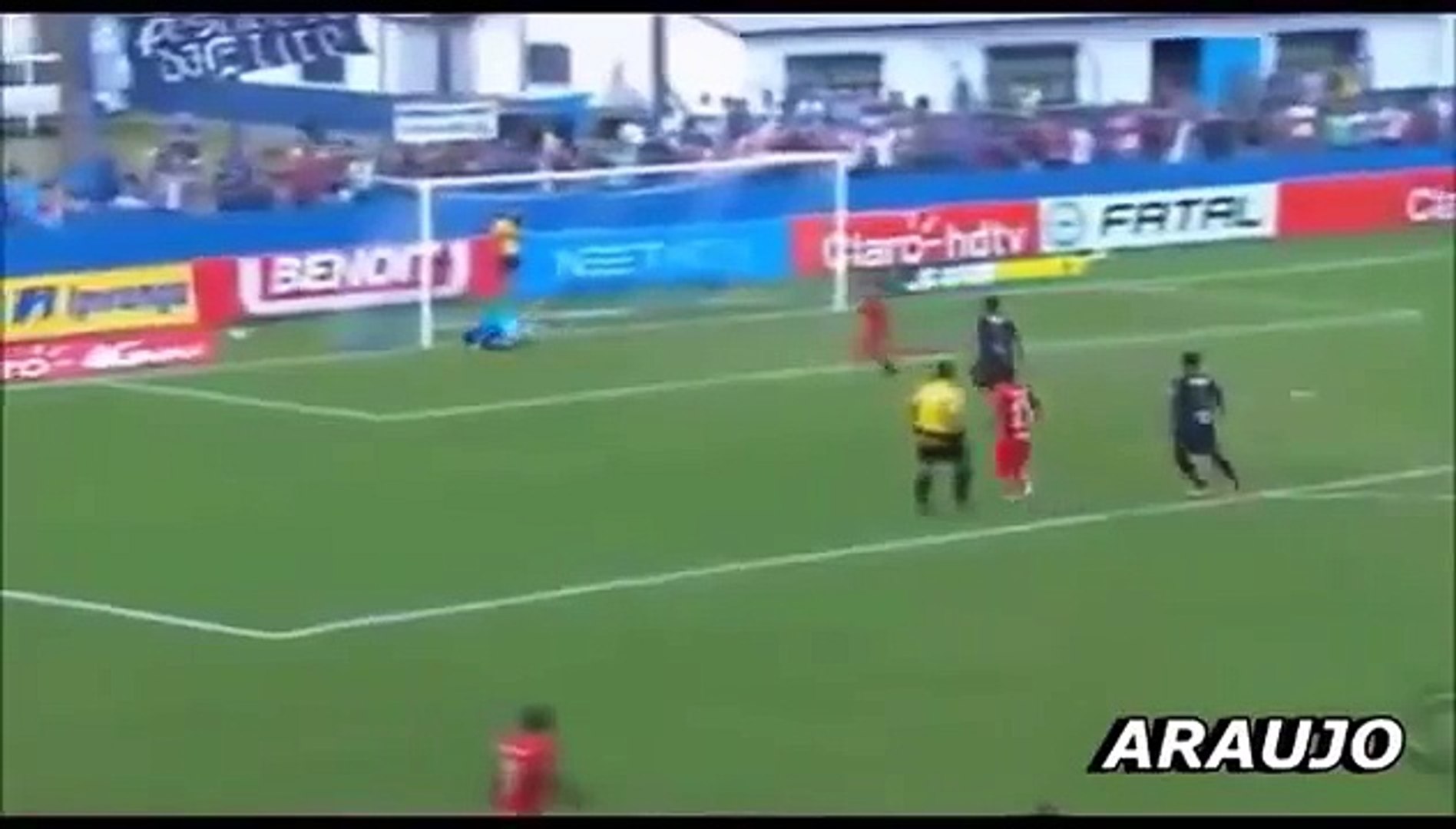 サッカー珍プレー大爆笑 世界最高の神業キーパー鼻血ブ Www Video Dailymotion