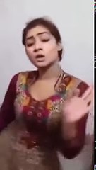 اکیلی جوان لڑکی گھر پے ڈانس کرتے ہوے -