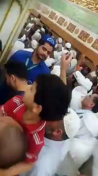 اللہ پاک سب مسلمانوں کو یہاں آنے کی توفیق عطا فرمائے ما شا اللہ جی میرے دوستوں نبی پاک صلی اللہ علیہ وسلم کے روضے رسول ک