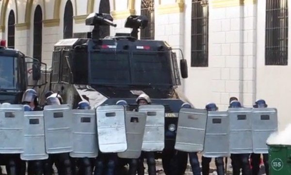 Kerusuhan Pecah Pasca-Amandemen Konstitusi Disetujui