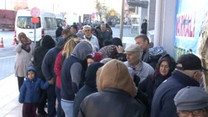 Halı Mağazasındaki Kampanyada İlk 26'ya Girebilmek İçin Saatlerce Beklediler