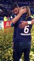 Thiago Silva prend une fan dans ses bras pendant le match Monaco PSG