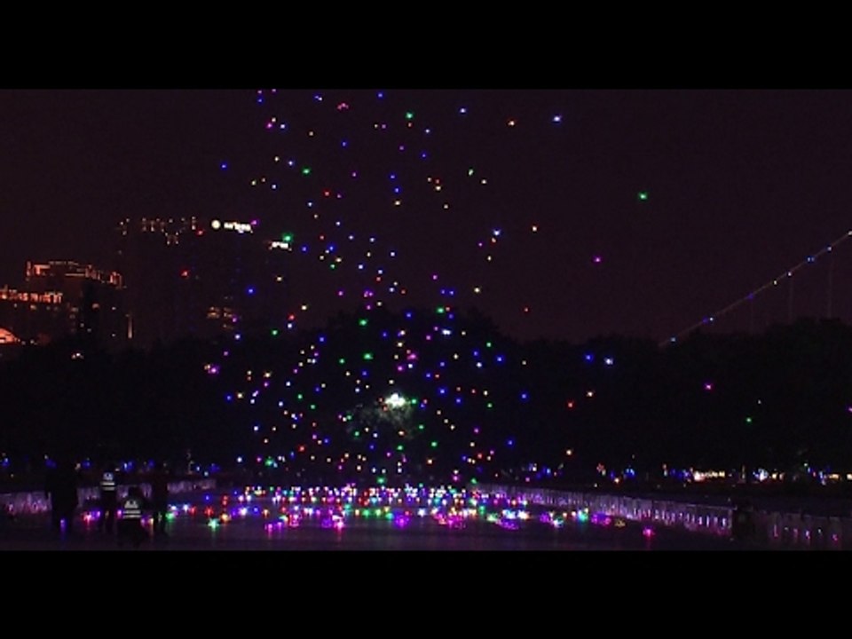 1,000 drones glittering in sky for Chinese lantern festival set Guinness record