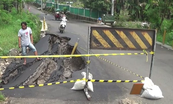 Jalan Ambles Akibat Tergerus Air Sungai