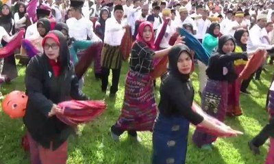 Tarian Massal Tradisional Dompu Pecahkan Rekor Dunia