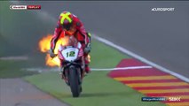 Les images incroyables d'un pilote de Superbike sur sa moto en feu à Alcaniz en Espagne