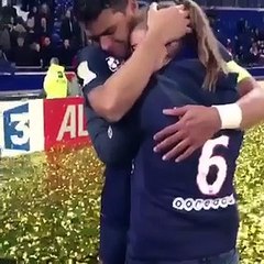 Quand Thiago Silva sèche les larmes d'une supportrice !
