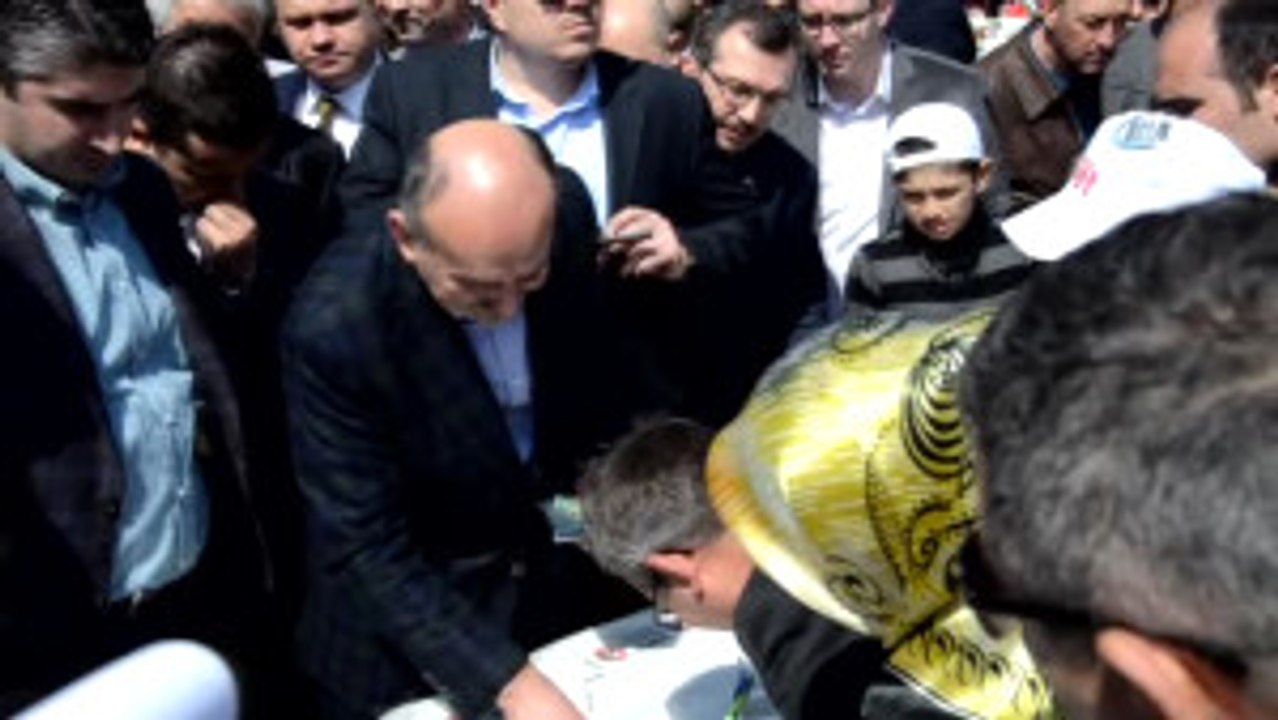 Bakan Müezzinoğlu Vatandaşa Sigarayı Bıraktırdı