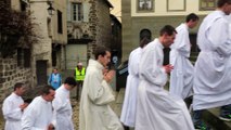 Puy-en-Velay : les jeunes du pélé arrivent à la cathédrale
