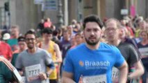 Cientos de corredores participan en la edición 37 del Medio Maratón de Berlín