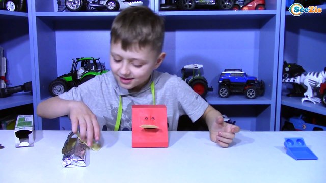 РЕЖЕМ ИГРУШКИ Что внутри живой копилки? Видео для детей