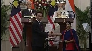 Narendra Modi in new Look with PM of Malesia in a Joint press conference   latest