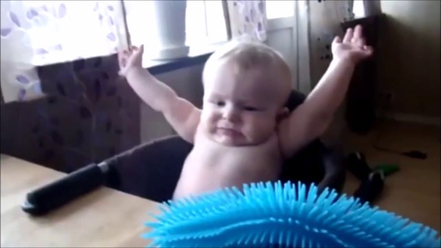 Il se décide à toucher ce jouet terrifiant... réaction adorable de ce bébé