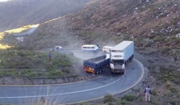 Il perd le contrôle de son camion en descente et ce crash !